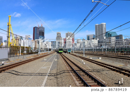 高輪ゲートウェイ駅の山手線E235系電車と京浜東北線E233系　寝台特急「サンライズ瀬戸・出雲」 86789419