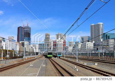 高輪ゲートウェイ駅の山手線E235系電車と京浜東北線E233系 寝台特急「サンライズ瀬戸・出雲」 高輪ゲートウェイ駅の山手線E235系電車と京浜東北線E233系 寝台特急「サンライズ瀬戸・出雲」 86789420