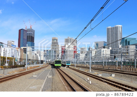 高輪ゲートウェイ駅の山手線E235系電車と京浜東北線E233系　寝台特急「サンライズ瀬戸・出雲」 86789422