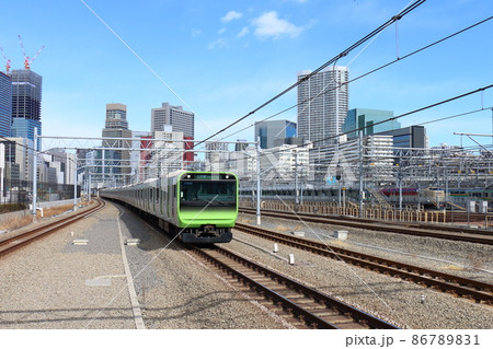 高輪ゲートウェイ駅の山手線E235系電車と寝台特急「サンライズ瀬戸・出雲」 86789831