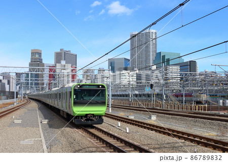 高輪ゲートウェイ駅の山手線E235系電車と寝台特急「サンライズ瀬戸・出雲」 86789832