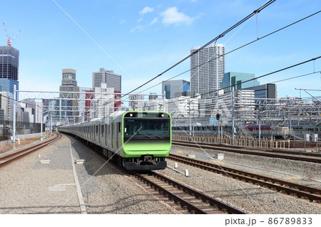 高輪ゲートウェイ駅の山手線E235系電車と寝台特急「サンライズ瀬戸・出雲」 86789833