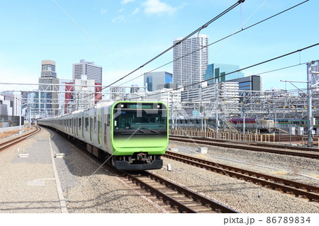 高輪ゲートウェイ駅の山手線E235系電車と寝台特急「サンライズ瀬戸・出雲」 86789834