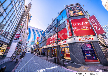 日本の東京都市景観 品川駅前(奥が駅・港南口)の繁華街などを望む。コロナ禍で通りは閑散…=2月7日 日本の東京都市景観 品川駅前(奥が駅・港南口)の繁華街などを望む。コロナ禍で通りは閑散…=2月7日 86789962