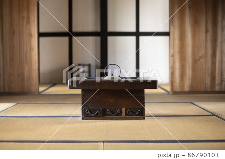 奈良県橿原市今井町の古民家の畳の部屋の火鉢 86790103