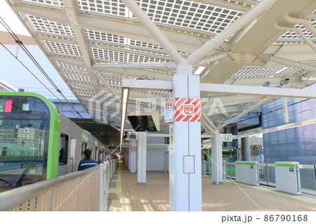 高輪ゲートウェイ駅の山手線　E235系電車　東京都港区港南 86790168