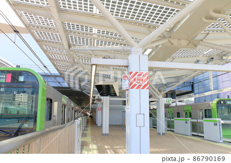 高輪ゲートウェイ駅の山手線　E235系電車　東京都港区港南 86790169