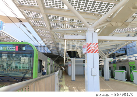 高輪ゲートウェイ駅の山手線　E235系電車　東京都港区港南 86790170