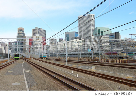 高輪ゲートウェイ駅の山手線E235系電車と京浜東北線E233系、寝台特急「サンライズ瀬戸・出雲」 86790237