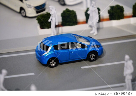 街中を走る電気自動車(ミニチュア風) 街中を走る電気自動車(ミニチュア風) 86790437