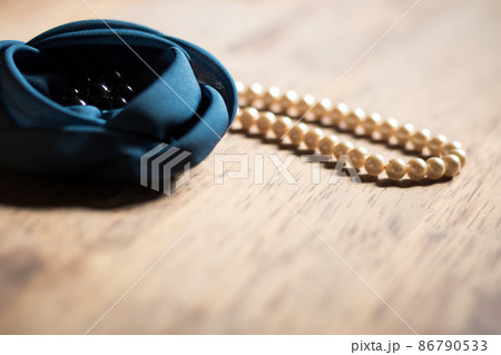 紺色のコサージュとパールのネックレス 86790533