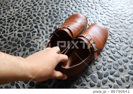 靴を揃える しまう 86790641