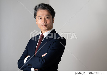腕組みをしているビジネスマン 86790822