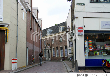 中世オランダの歴史あるホールンの町並み 86790894