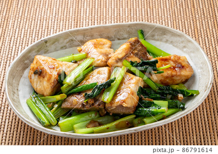 鰤(ブリ)と小松菜のオイスターソース炒め。 鰤(ブリ)と小松菜のオイスターソース炒め。 86791614