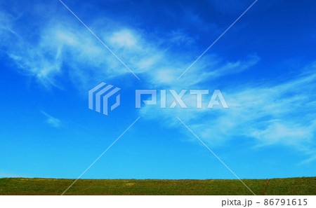 青空と荒川土手の風景 86791615