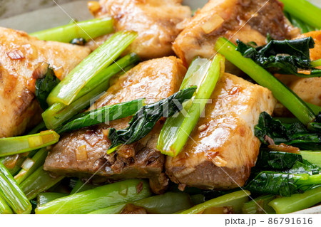 鰤(ブリ)と小松菜のオイスターソース炒めのアップ。 86791616