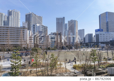 みなとパーク芝浦から望む芝浦公園とタワーマンション群　東京都港区 86792066