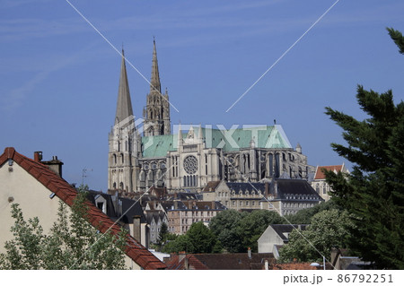 新緑香るシャルトル大聖堂(フランス) 86792251