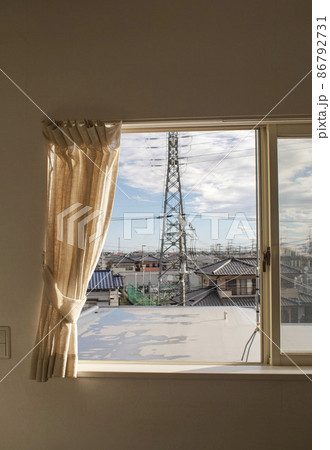 朝日が差し込む自宅の窓から見える風景 86792731