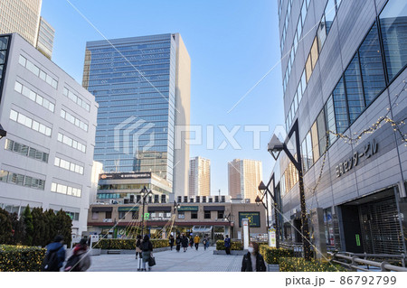 田町駅西口前の歩行者デッキと高層ビル群　東京都港区 86792799