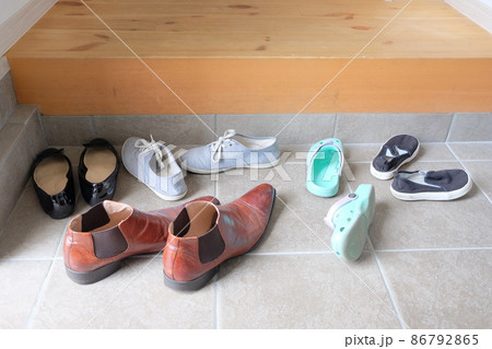 脱ぎ捨てられた玄関の靴の写真素材 [86792865] - PIXTA