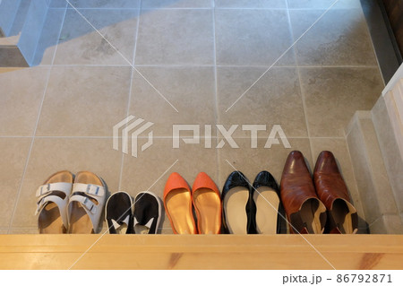 Switch2が欲しくて脱ぎ捨てた靴の絵 揃えた靴と脱ぎ捨てられた靴イラスト - No: 23824106｜無料イラスト