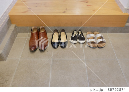脱ぎ捨てられた玄関の靴 脱ぎ捨てられた玄関の靴 86792874