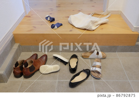 脱ぎ捨てられた玄関の靴の写真素材 [86792875] - PIXTA