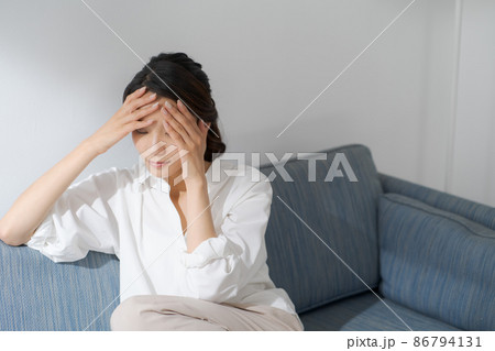体調不良の女性 86794131