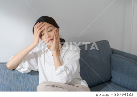 体調不良の女性 86794132