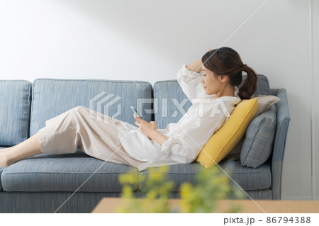 ソファで寝る女性 30代 ソファで寝る女性 30代 86794388