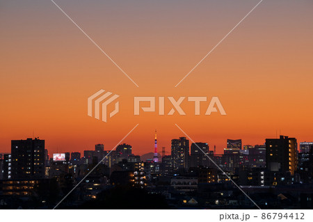 「東京都」夕景の街のシルエットに佇む東京タワー 86794412