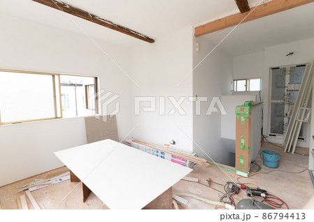 住宅リフォーム　建築現場 86794413