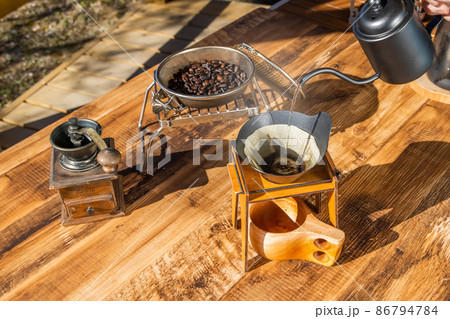 ドリップコーヒー　 drip coffee at campsites and outdoors  86794784