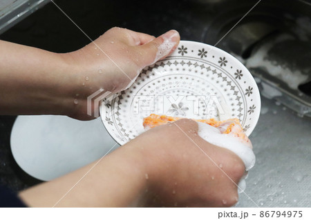 洗い物 お皿洗い 86794975