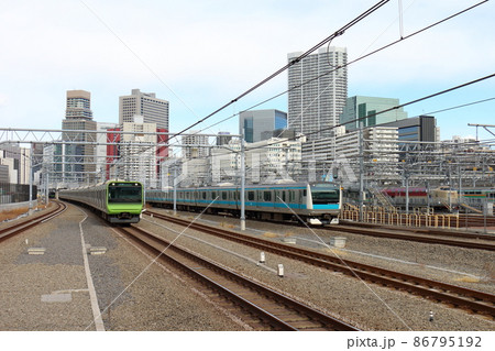 高輪ゲートウェイ駅の山手線E235系電車と京浜東北線E233系　寝台特急「サンライズ瀬戸・出雲」 86795192