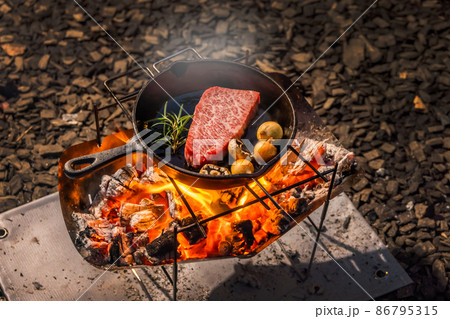 アウトドアでステーキ Beef steak grilled outdoors at camp  アウトドアでステーキ Beef steak grilled outdoors at camp  86795315