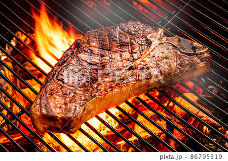 アウトドアでステーキ　Beef steak grilled outdoors at camp  86795319