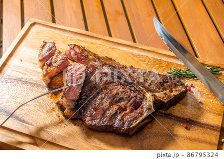 アウトドアでステーキ Beef steak grilled outdoors at camp アウトドアでステーキ Beef steak grilled outdoors at camp 86795324