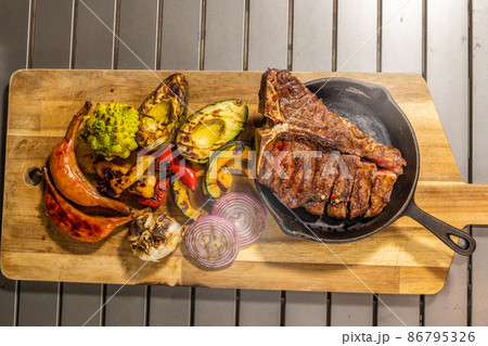 アウトドアでステーキ Beef steak grilled outdoors at camp  アウトドアでステーキ Beef steak grilled outdoors at camp  86795326