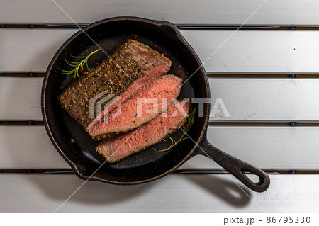 アウトドアでステーキ　Beef steak grilled outdoors at camp  86795330