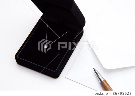 プレゼント　ダイヤモンドのネックレスとメッセージカード 86795622