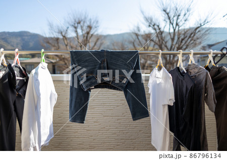 天気のいい日にベランダに干してあるジーパンと洗濯物 天気のいい日にベランダに干してあるジーパンと洗濯物 86796134
