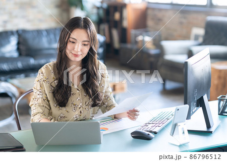 リビング　テレワーク　リモートワーク　パソコン　ライフスタイル 86796512