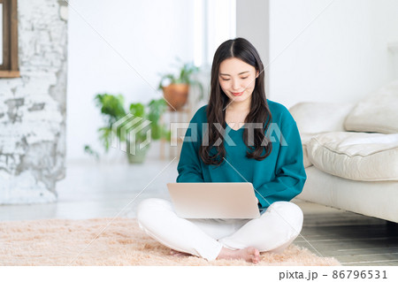 女性　ライフスタイル　テレワーク　ニューノーマル　パソコン 86796531
