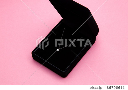 女性へのプレゼント(ダイヤモンドのネックレス) 86796611