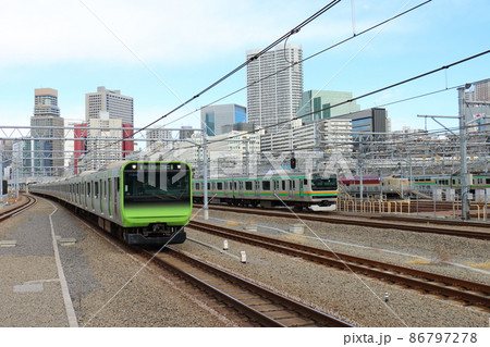 高輪ゲートウェイ駅の山手線E235系電車、上野東京ラインE231系電車と寝台特急サンライズ瀬戸・出雲 86797278