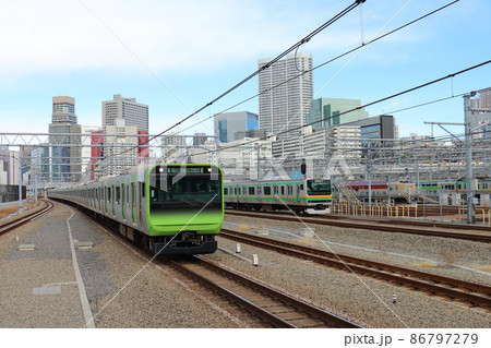 高輪ゲートウェイ駅の山手線E235系電車、上野東京ラインE231系電車と寝台特急サンライズ瀬戸・出雲 86797279