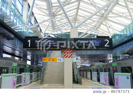 高輪ゲートウェイ駅の山手線と京浜東北線　東京都港区港南 86797375